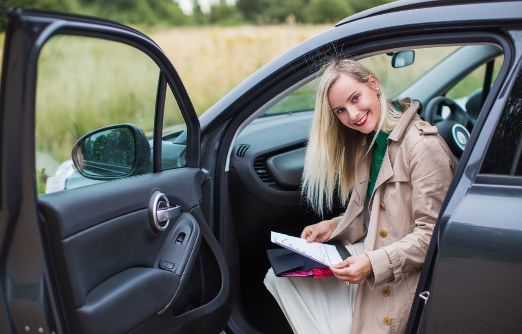 Quoi emporter dans la voiture Documentation Eau Chargeur mobile Triangles d'urgence