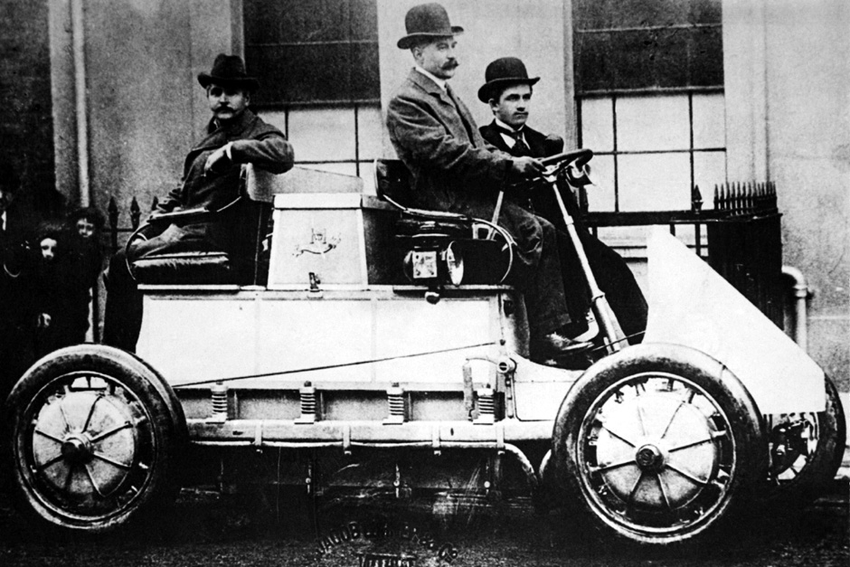 Première voiture à 4 roues motrices au monde.