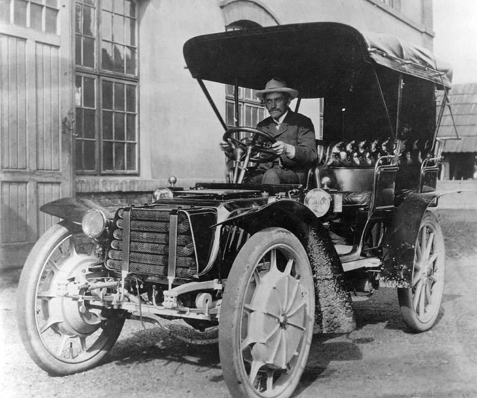 Hybride Lohner-Porsche Mixte de 1903 piloté par F. Porsche.