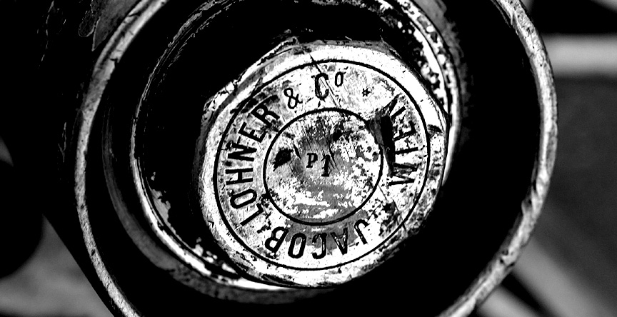 "P1" gravé sur le moyeu de roue