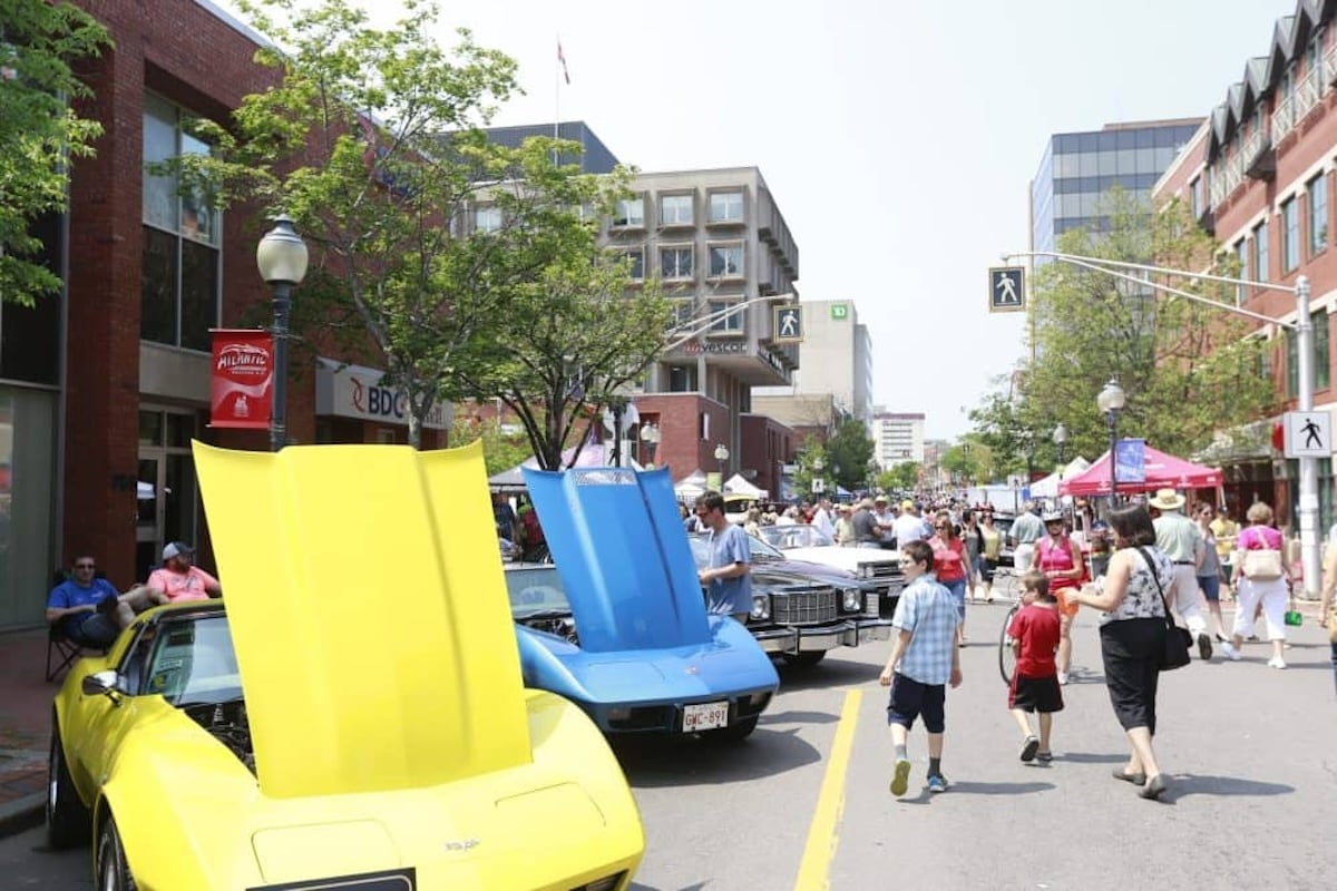 Des muscle cars, des berlines élégantes du milieu du siècle et des hotrods personnalisés peuvent tous être vus aux Atlantic Nationals