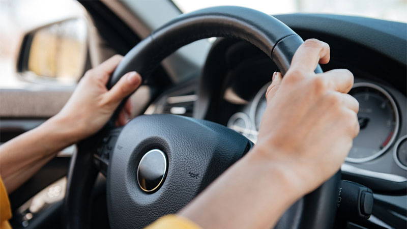 mains de femme sur le volant